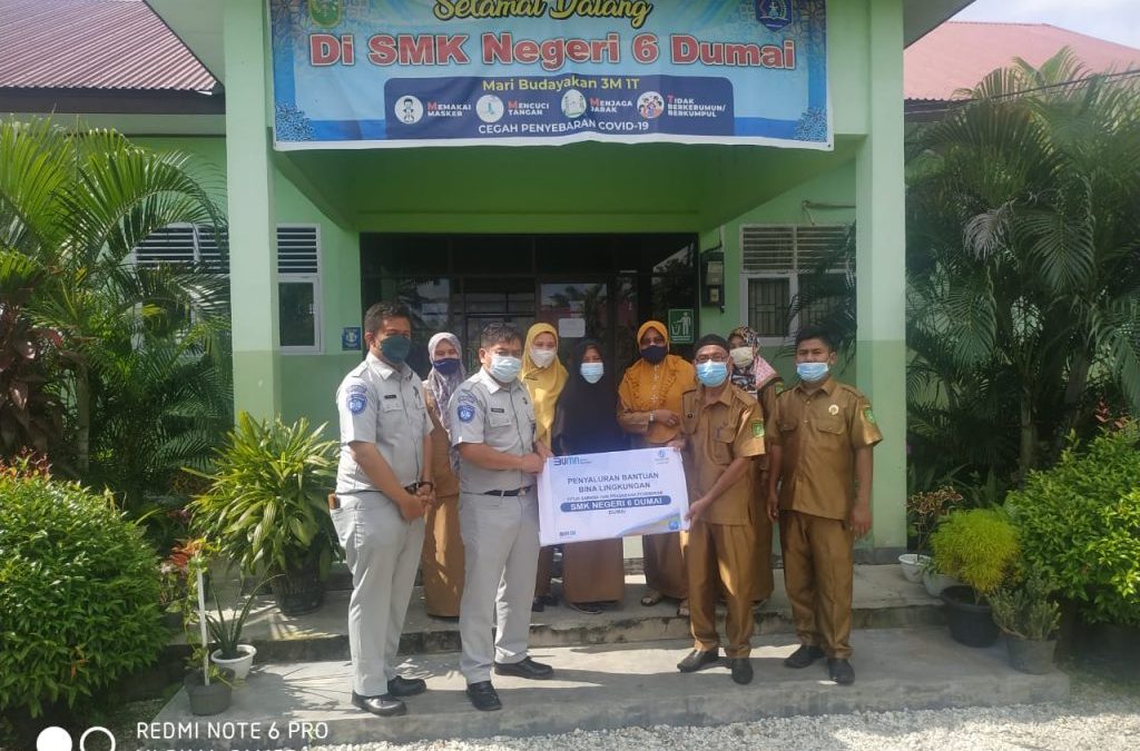 PT Jasa Raharja Serahkan Bantuan ke SMKN 6 Dumai dalam Program Bina Lingkungan
