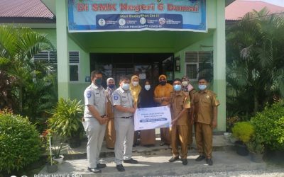 PT Jasa Raharja Serahkan Bantuan ke SMKN 6 Dumai dalam Program Bina Lingkungan
